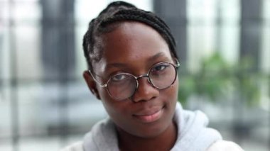 Başarı ışığı gözlerinde parlıyor.