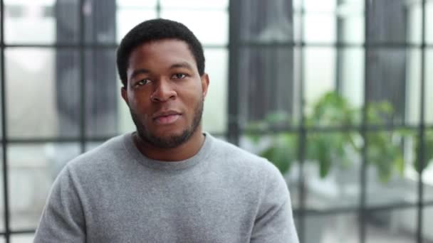 Zelfverzekerde Zwarte Man Poseren Voor Headshot Gezicht Voorzijde Close Portret — Stockvideo