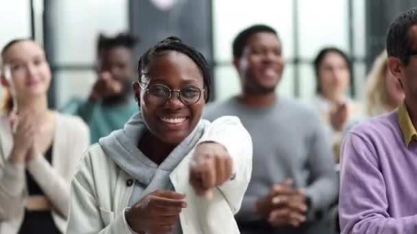 Χαμογελαστή Αφροαμερικανή Που Δείχνει Δάχτυλο Την Κάμερα Νέες Ευκαιρίες Σταδιοδρομίας — Αρχείο Βίντεο