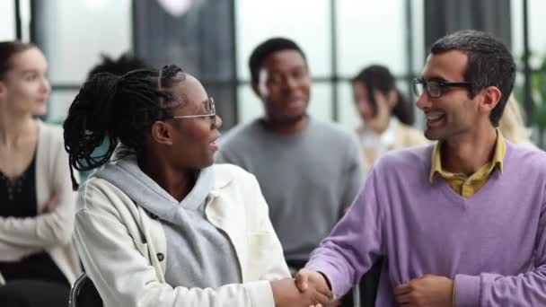 Mladí Lidé Podávají Ruce Kruhu Podobně Smýšlejících Lidí — Stock video