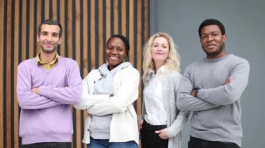 Ofiste dikilirken kameraya bakan çeşitli iş adamları.