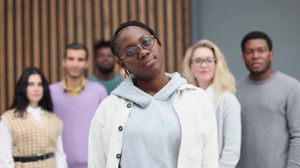 Genç Çekici Siyahi Kadın Arkadaşlarıyla Ofiste Poz Veriyor — Stok video