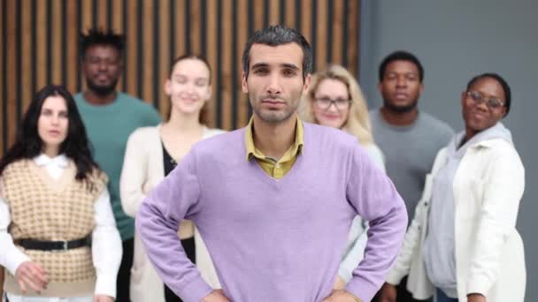 Νεαρός Ελκυστικός Άντρας Μωβ Πουλόβερ Στέκεται Σταυρωμένα Χέρια Τους Συναδέλφους — Αρχείο Βίντεο