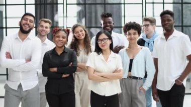 Bir grup başarılı iş adamı ofiste duruyor.