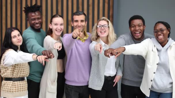 Bir Grup Genç Birbirine Yakın Duruyor Sizi Işaret Ediyor — Stok video