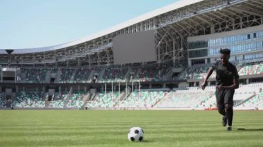 Futbolcunun topa vurduğu bir futbol maçı perspektifi