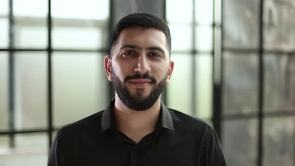 Jeune Homme Affaires Souriant Heureux Dans Bureau — Video