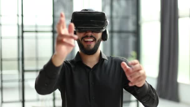 仮想現実の眼鏡またはヘッドセットのビジネスマン — ストック動画