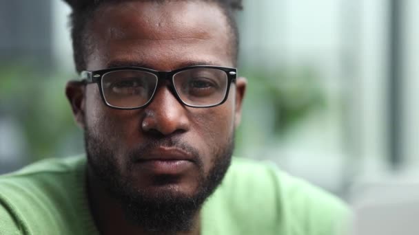 Ofiste Dikilip Kameraya Bakan Gözlüklü Yakışıklı Bir Adamın Portresi — Stok video