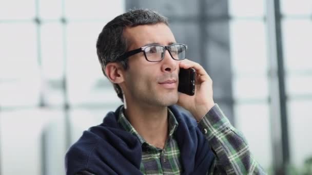 Biznesmen Rozmawiający Przez Telefon Podczas Spaceru Korytarzem Biurowym — Wideo stockowe