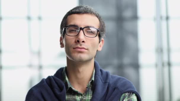 Mann Mit Brille Blickt Mit Ernstem Gesichtsausdruck Ein Porträt Von — Stockvideo