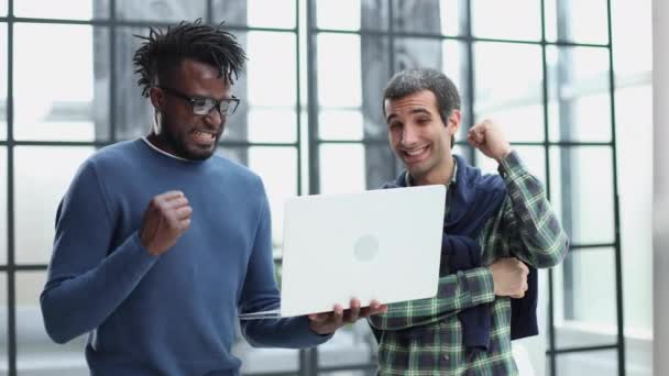 两位男性同事紧紧抓住他们的拳头 看上去既高兴又胜利 同时致力于一个成功的共享项目 多重任务和团队合作的概念 — 图库视频影像