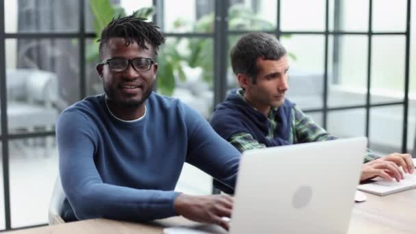 Afrikalı Beyaz Meslektaşlar Birlikte Çalışıyor Bilgisayar Uygulamaları Kullanıyor Yeni Çalışanlara — Stok video