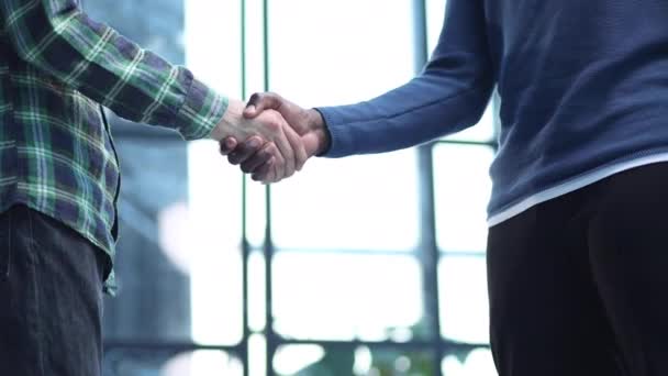 アフリカのビジネスマンがチームミーティングで信頼できる男性パートナーを握手 — ストック動画