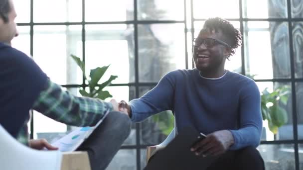 Hombre Negro Con Una Carpeta Las Manos Mano Con Interlocutor — Vídeo de stock