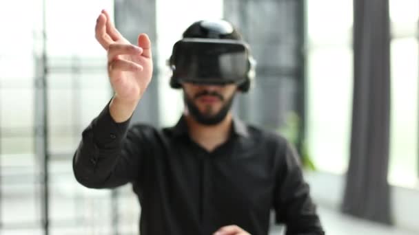 Joven Empresario Casco Realidad Virtual — Vídeo de stock
