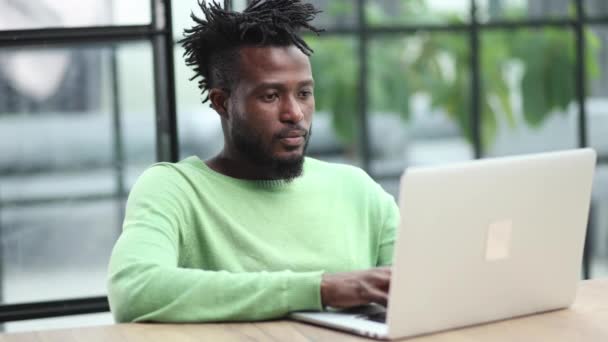Junger Afrikanischer Amerikaner Tippt Auf Laptop Tastatur — Stockvideo