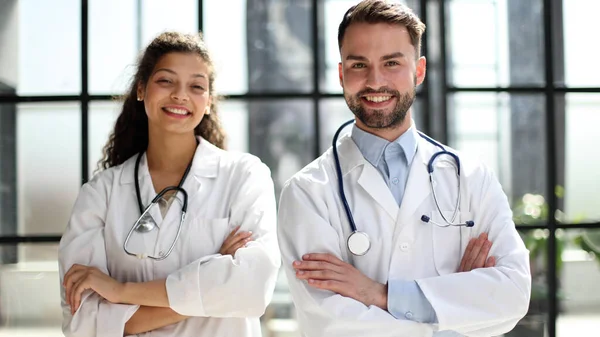Kadın Doktor Erkek Doktor Hastanenin Lobisinde Duruyorlar — Stok fotoğraf