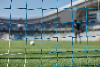 Ağı ve arka görüşü olan bir kale direği. Futbol sahasında futbol golü