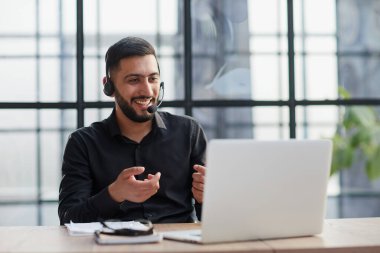 kulaklığı bir bilgisayar başında söz olumlu iş adamı