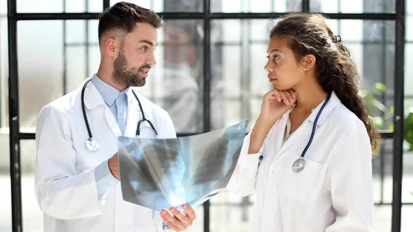 Két Elfoglalt Orvos Papírokkal Röntgenekkel Dolgozik Kórház Halljában — Stock Fotó