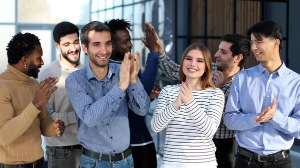 Glücklich Aufgeregte Millennial Mitarbeiter Schreien Vor Freude Heben Die Hände — Stockfoto