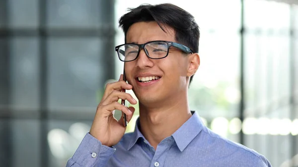 Egy Üzletember Telefonál Miközben Egy Modern Iroda Előcsarnokában Áll Közelkép — Stock Fotó