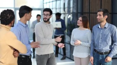 Grup gülümseyen genç iş adamları yeni fikirleri tartışmak