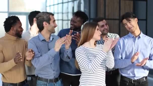 Glücklich Zufriedene Multirassische Geschäftsleute Lässiger Kleidung Jubeln Die Kamera Nachdem — Stockvideo