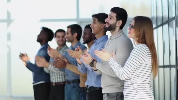 Applaus Gruppe Fröhlicher Junger Multiethnischer Menschen Die Einer Reihe Stehen — Stockvideo