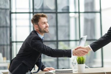 Hoş geldiniz. Gülümseyen el sallayan neşeli orta yaşlı iş adamının portresi