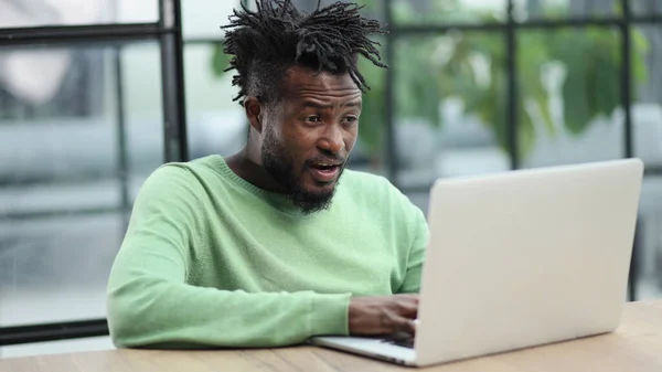 Close Laughing African American Man Looking Laptop — Stock Photo, Image