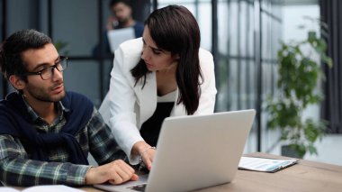 İş arkadaşları beyin fırtınası için toplantı odasında iletişim kurar, mali istatistikleri birlikte tartışırlar.