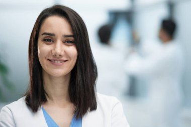 Dost canlısı bir doktor portresi. Hastanede mükemmel bir tıbbi hizmet. Tıp konsepti