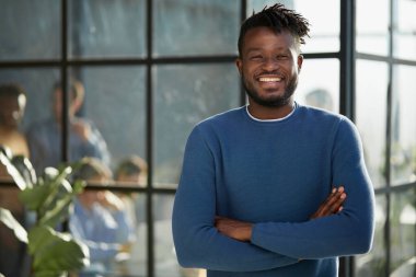 Yaratıcı ofiste gülümseyen genç iş adamının portresi