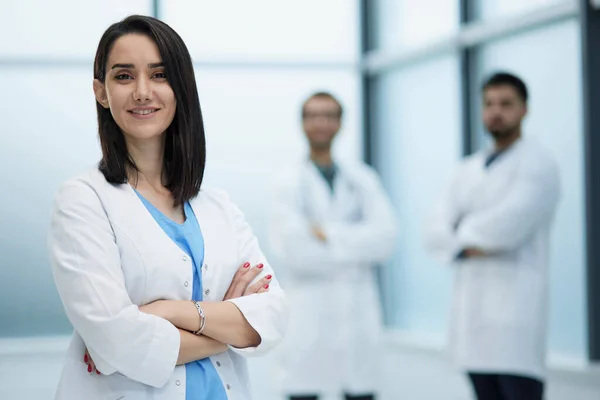 Doctora Confiada Posando Consultorio Sonriendo Cámara Cuidado Salud Concepto Prevención —  Fotos de Stock