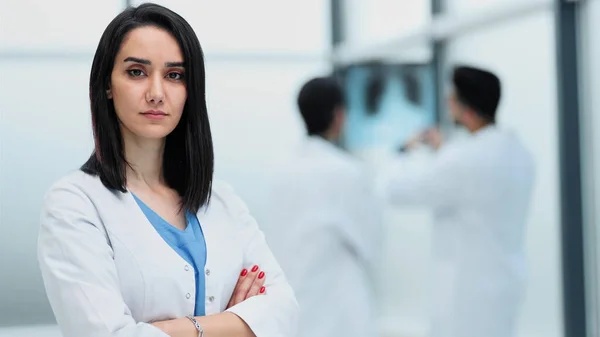 Portret Van Een Dure Vrouwelijke Arts Een Ziekenhuisgang — Stockfoto
