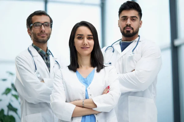 Retrato Tres Doctores Confiados Pasillo Del Hospital —  Fotos de Stock