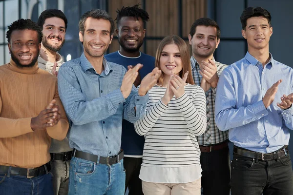 Personell Gruppenporträt Lächelnder Mitarbeiter Eines Freundlichen Teams Unterschiedlicher Rassen Die — Stockfoto