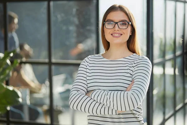 Young White Business Woman Smiling Camera — Stock Photo, Image