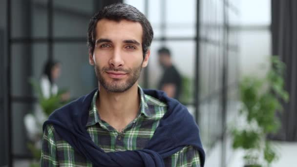 Portret Van Een Positieve Vrolijke Zelfverzekerde Freelancer Die Zich Succesvol — Stockvideo