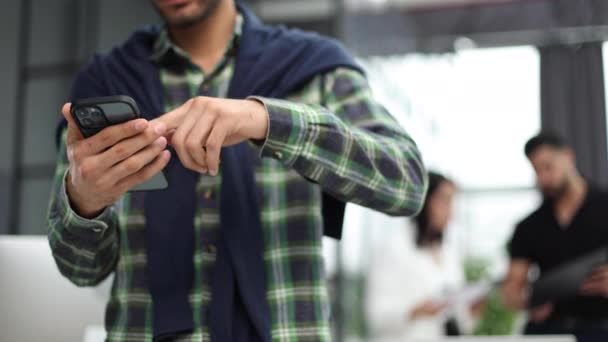 Gadget Moderne Gros Plan Écran Smartphone Entre Les Mains Homme — Video