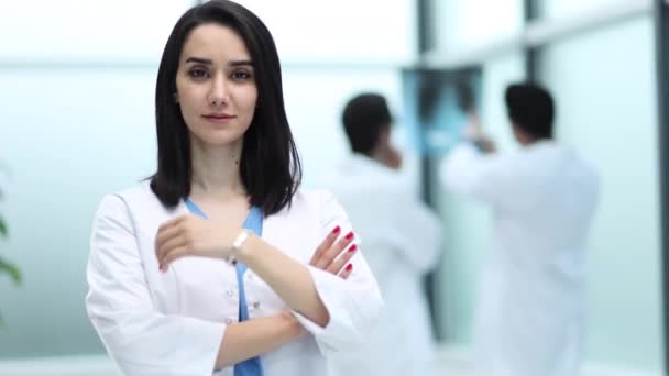 医院走廊里的女医生 手臂交叉 — 图库视频影像