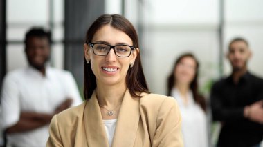 Gözlüklü genç bir iş kadınının portresi.