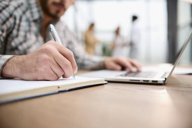 Sayfayı çok çalışarak ateşe vermek.