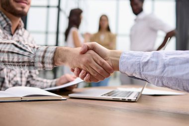 menajeri el sallayarak çalışan