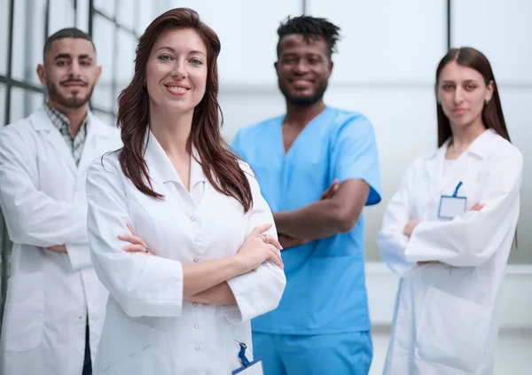 Een Multi Etnische Groep Van Vier Artsen Verpleegkundigen Die Een — Stockfoto