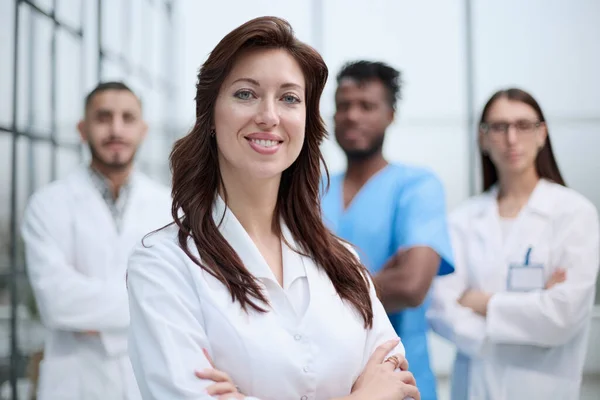 Een Multi Etnische Groep Van Vier Artsen Verpleegkundigen Die Een — Stockfoto