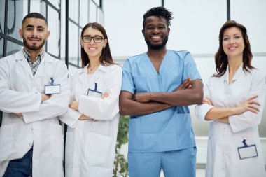 Hastane personeli ve pano klinikteki kameraya bakıyor.