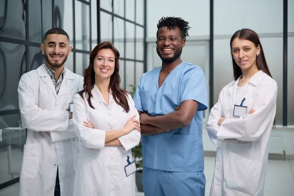 Mannelijke Vrouwelijke Gezondheidswerkers Gang Het Ziekenhuis — Stockfoto